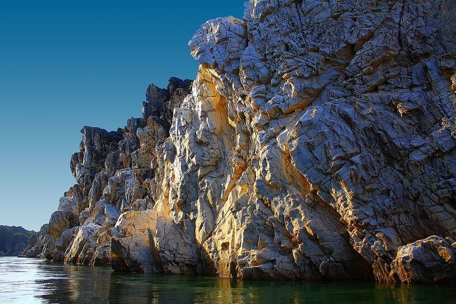 Bhedaghat, Narmada Parikrama — Marble cliffs and the Dhuandhar falls.
