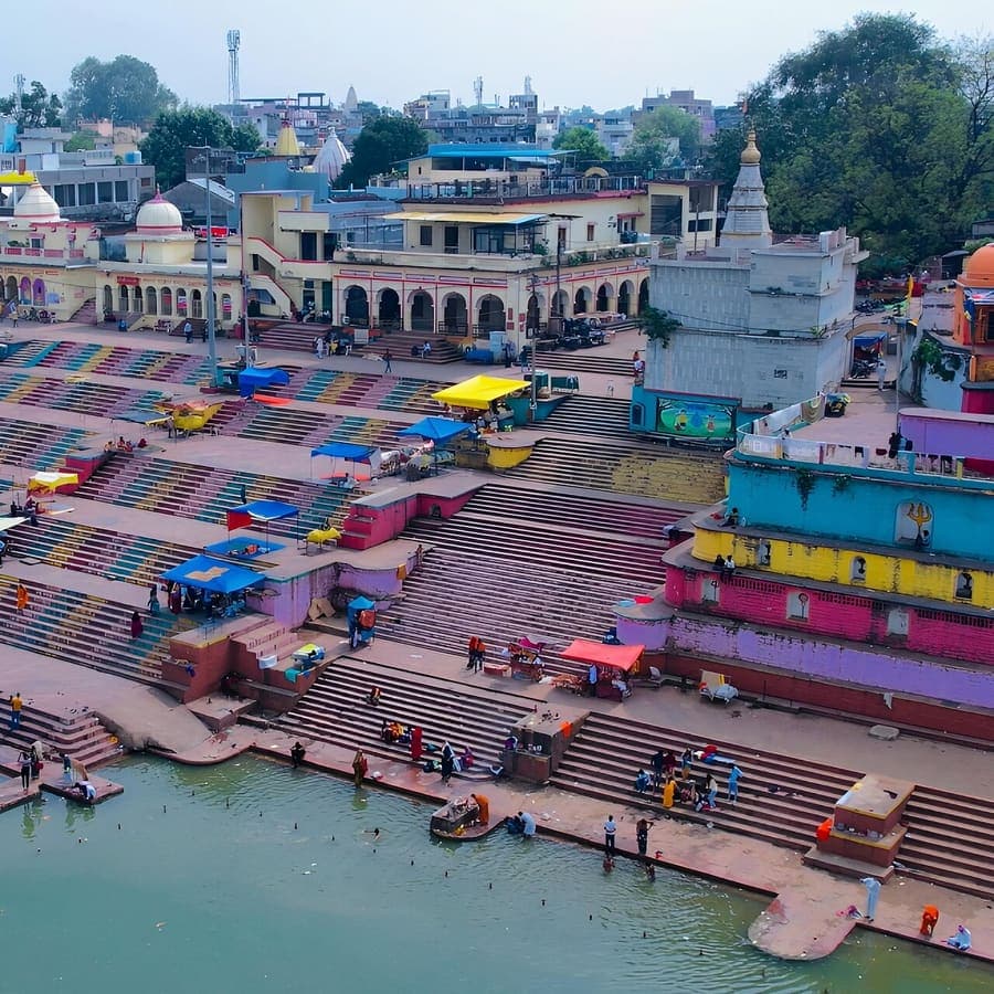 Hoshangabad ghats, Narmada Parikrama — Wide river ghats at Narmadapuram.