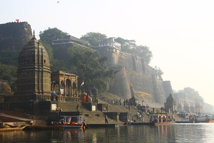 Maheshwar, Narmada Parikrama — Ahilyabai's ghats and fort on the Narmada.