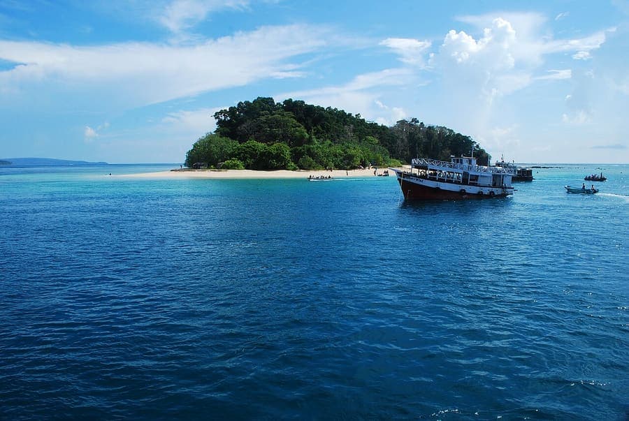 Rajiv Gandhi Marine Park, Andaman — Reefs, turtles and mangrove creeks.