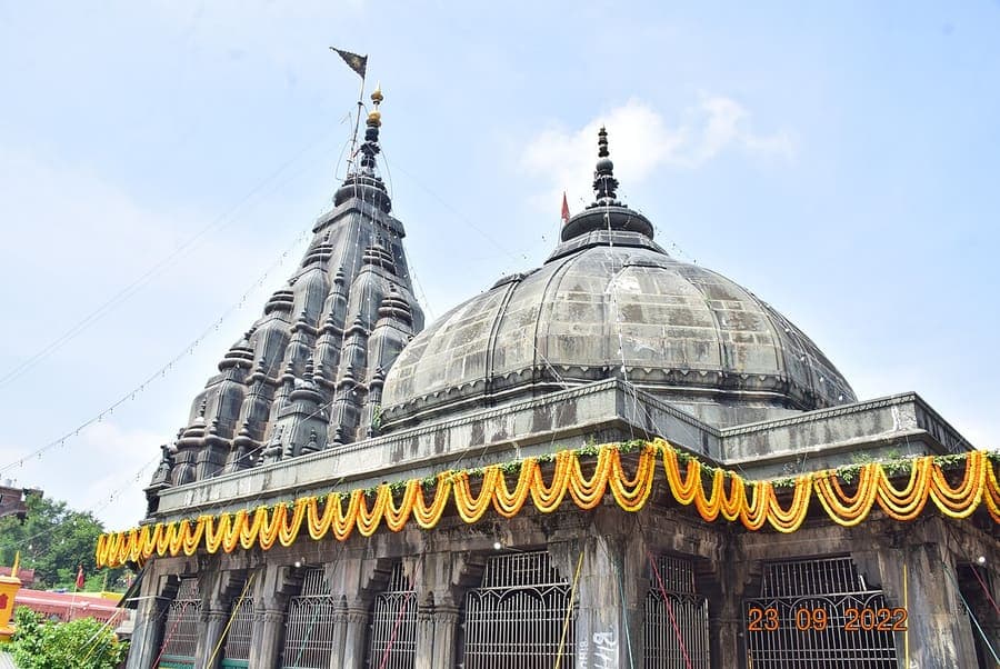 Vishnupad Temple, Gaya — Vishnu's footprint in stone, on the Falgu.