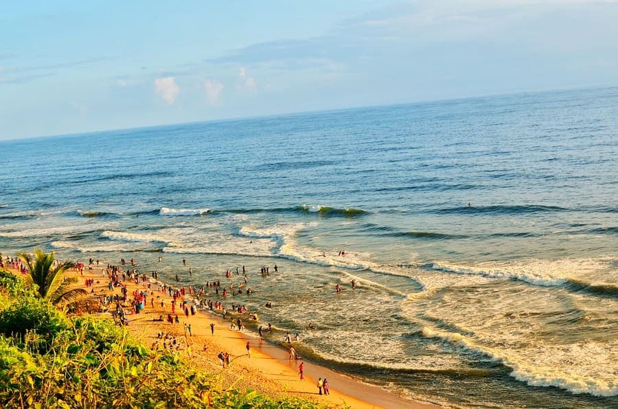 Varkala, Kerala — Red cliffs straight above the beach.