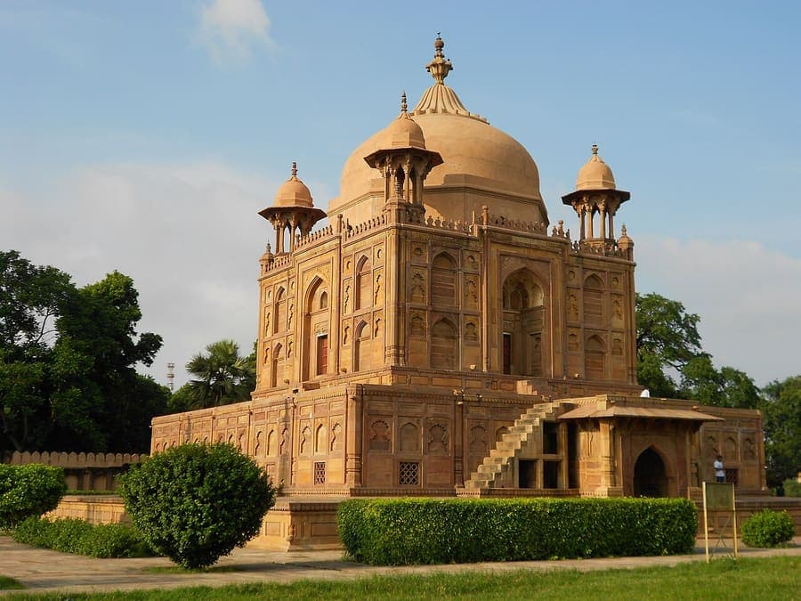 Khusro Bagh, Prayagraj — Mughal tombs in a walled garden.