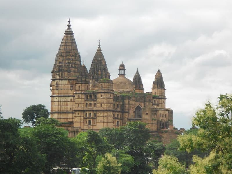 Orchha, Madhya Pradesh — Bundela palaces and cenotaphs on the Betwa.