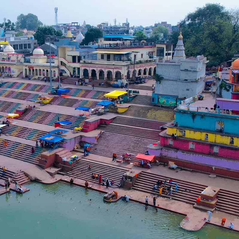 Hoshangabad ghats, Narmada Parikrama — Wide river ghats at Narmadapuram.